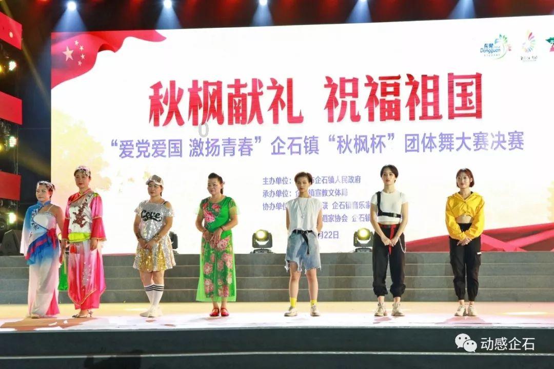 河南一高速货车侧翻遭哄抢？实为附近老乡帮司机装货